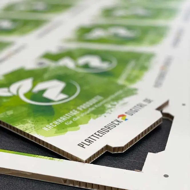 Großformatdruck auf Wabenplatte in der Druckmaschine